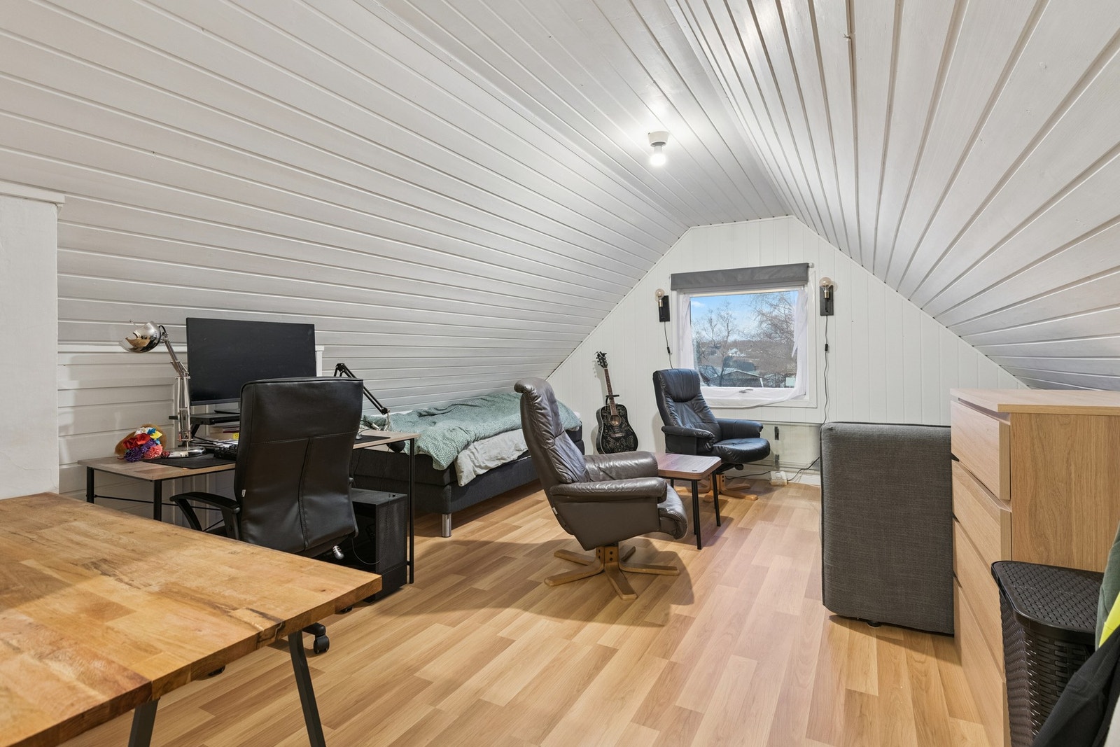 Overetasje i utleiedel har et romslig soverom. Det foreligger ikke byggegodkjente tegninger av loftetasjen, megler har derfor ikke kunnet kontrollere dagens bruk opp mot tegninger. Galleribilde