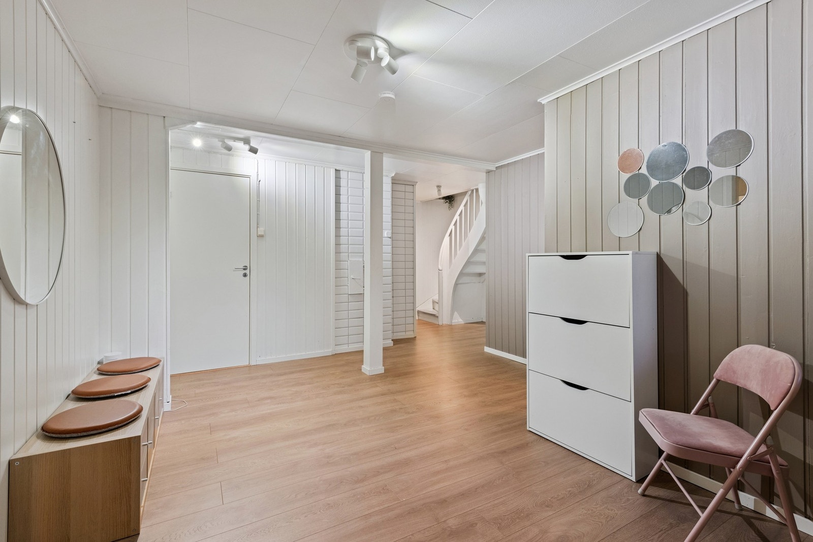 I underetasjen i hoveddelen har man totalt 4 soverom og toalettrom. Galleribilde