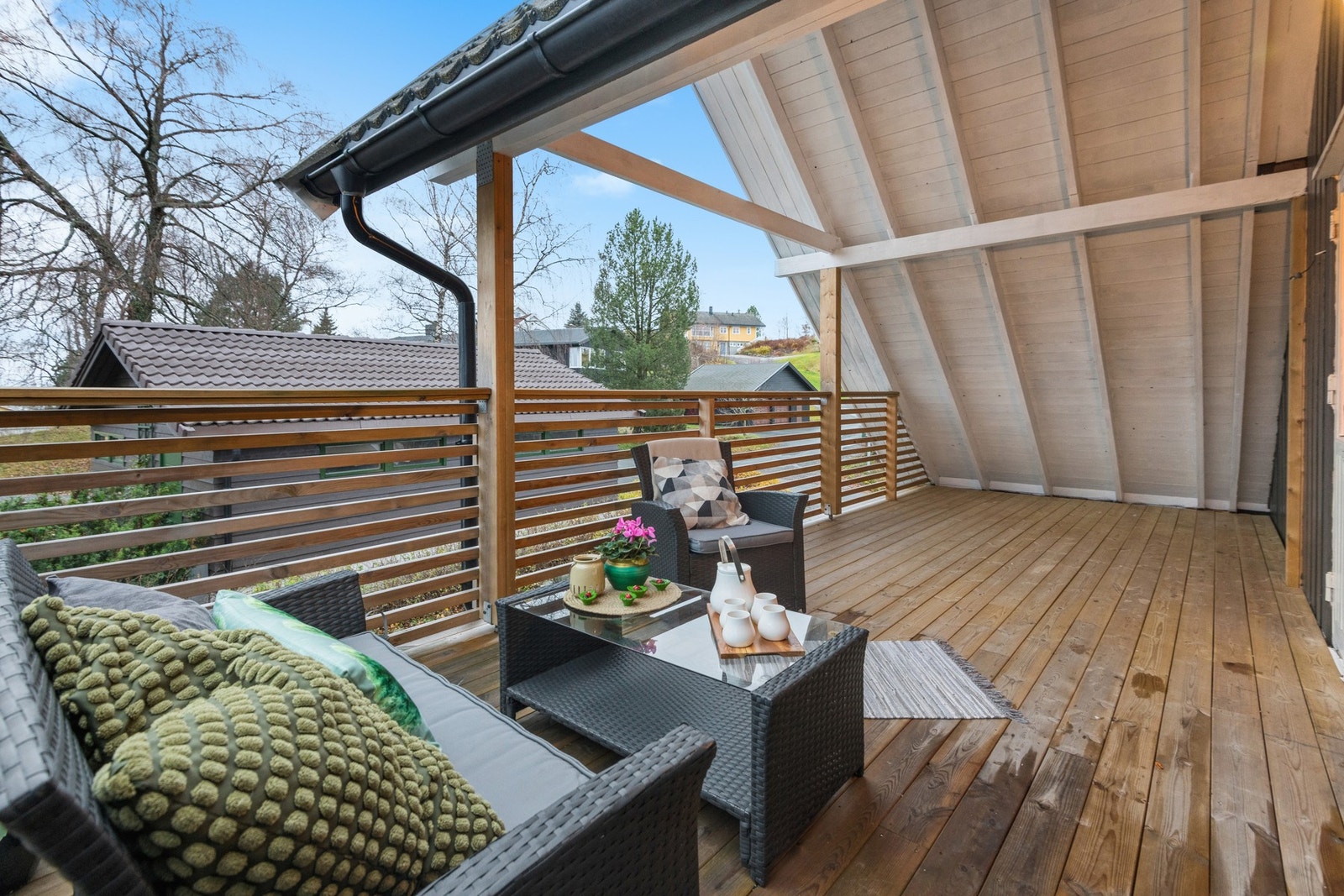 Delvis takoverbygget terrasse med god plass til møblering. Galleribilde