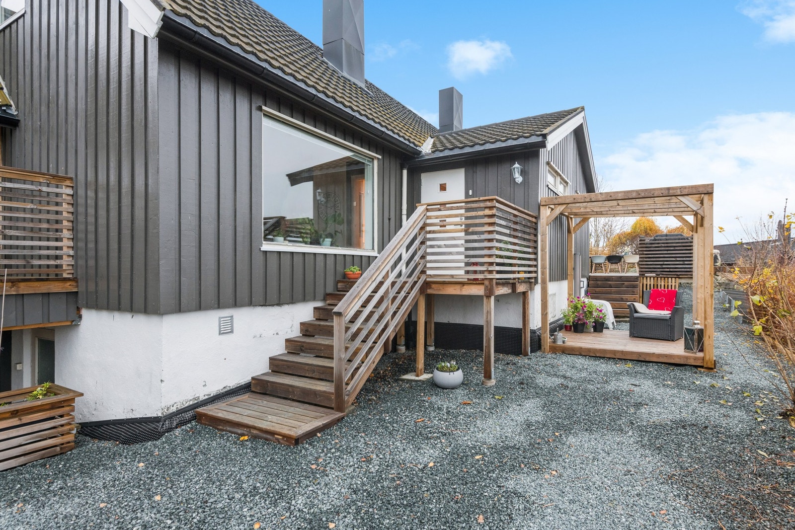 Boligen har totalt to boenheter med mulighet for gode leieinntekter. Utleiedel er pt utleid for kr 12000,- pr mnd. Galleribilde