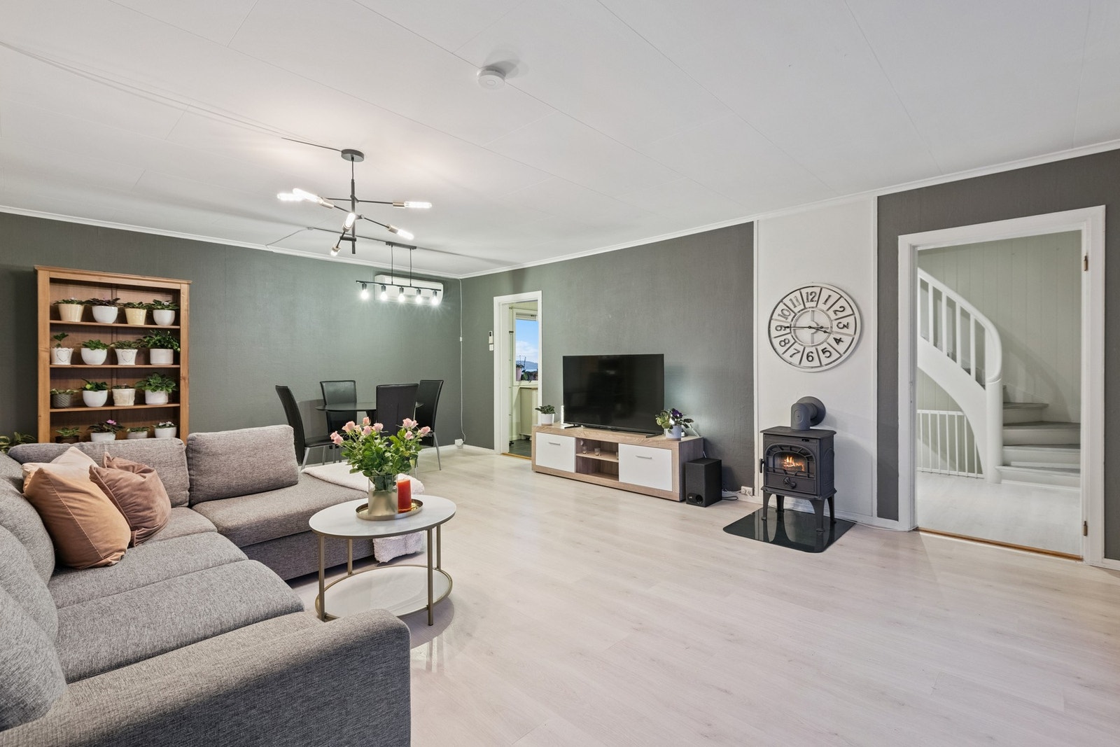 Romslig stue med god plass til møblering. Stuen har vedfyring og varmepumpe. Galleribilde