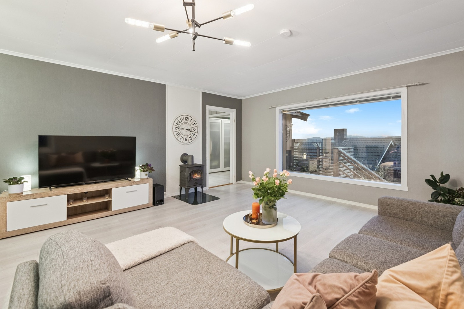 Store vindusflater med mye naturlig lysinnslipp. Boenheten har egen inngang og uteplass. Galleribilde