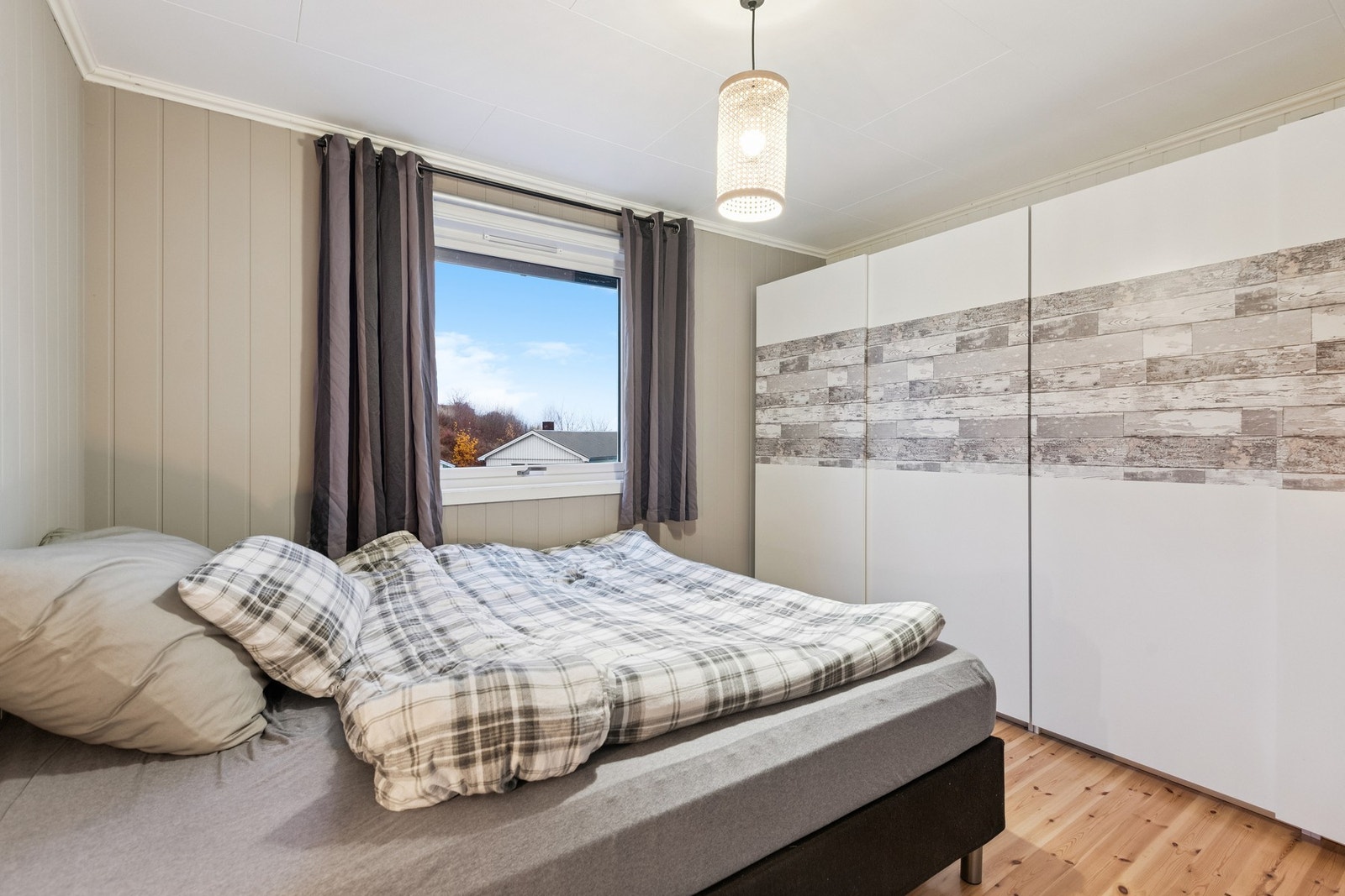 Soverom i hovedddel. Rommet har god plass til dobbeltseng og garderobeløsning. Galleribilde