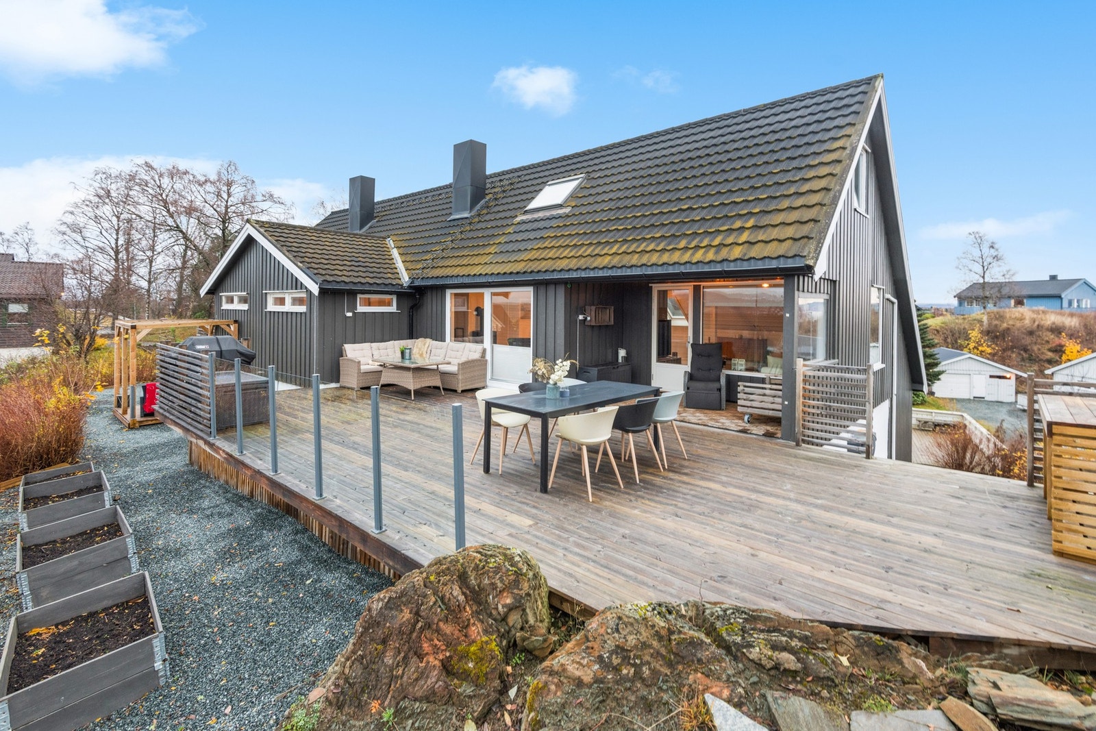 Boligen har en stor veranda med god plass til hagemøbler og grill. Galleribilde