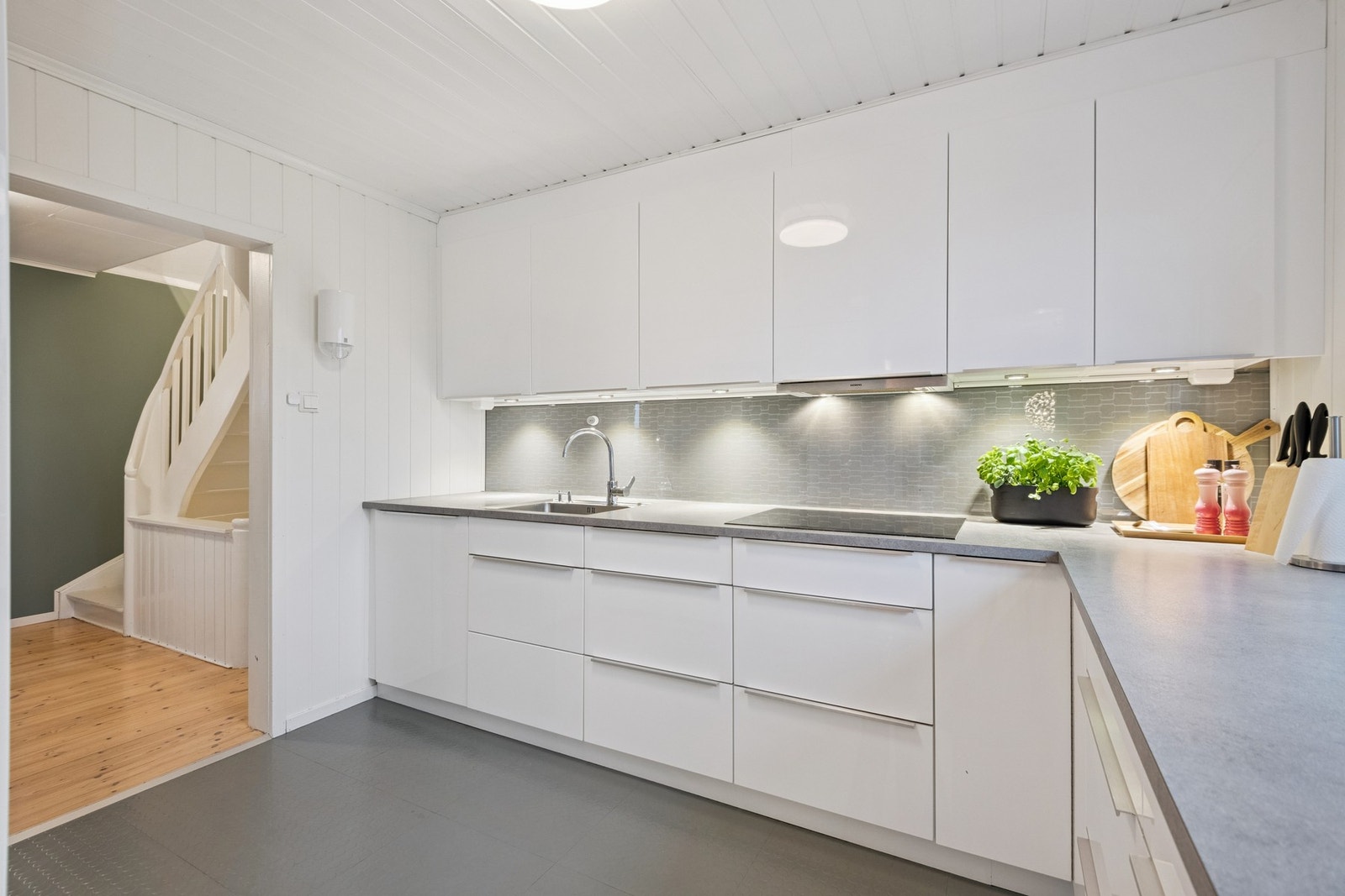 Kjøkkenet har god utforming med mye skap- og benkeplass Galleribilde