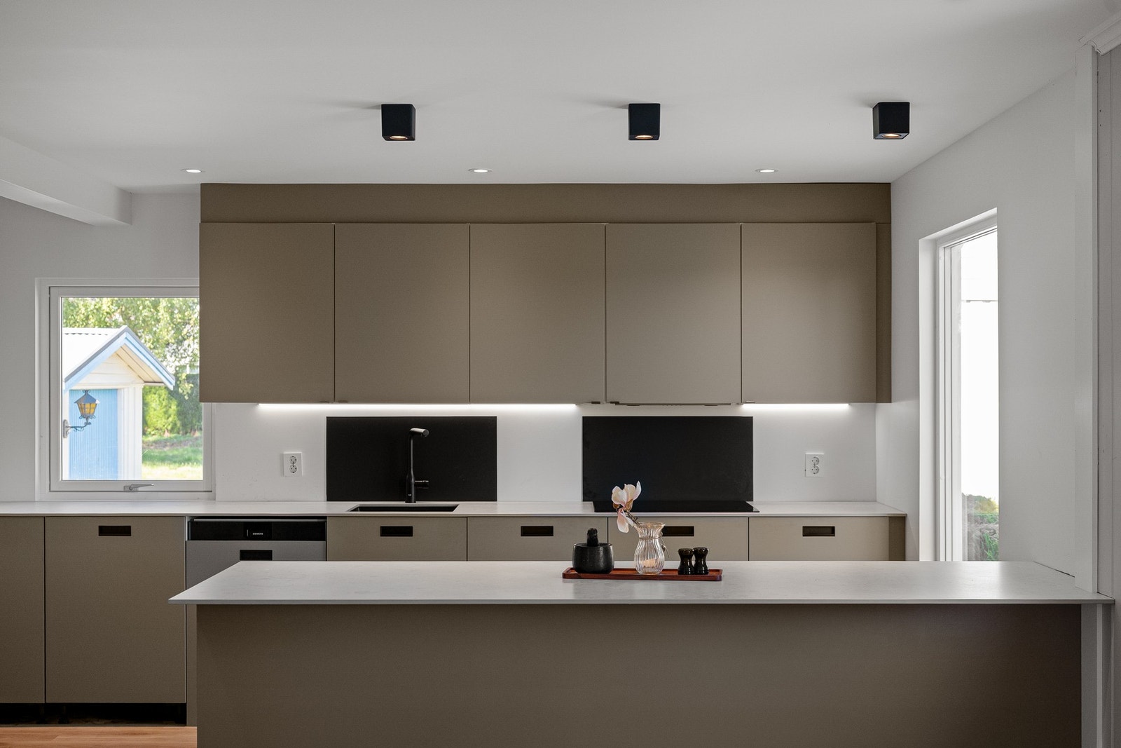 Stilrent og moderne kjøkken med slette fronter og godt med benkeplass - funksjonelt og pent. Galleribilde