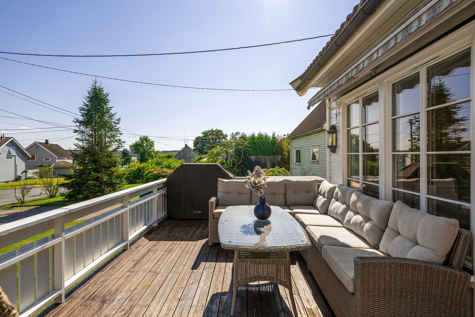 Fra stuen er det utgang til terrassen - perfekt for å nyte late dager og lune kvelder. Galleribilde