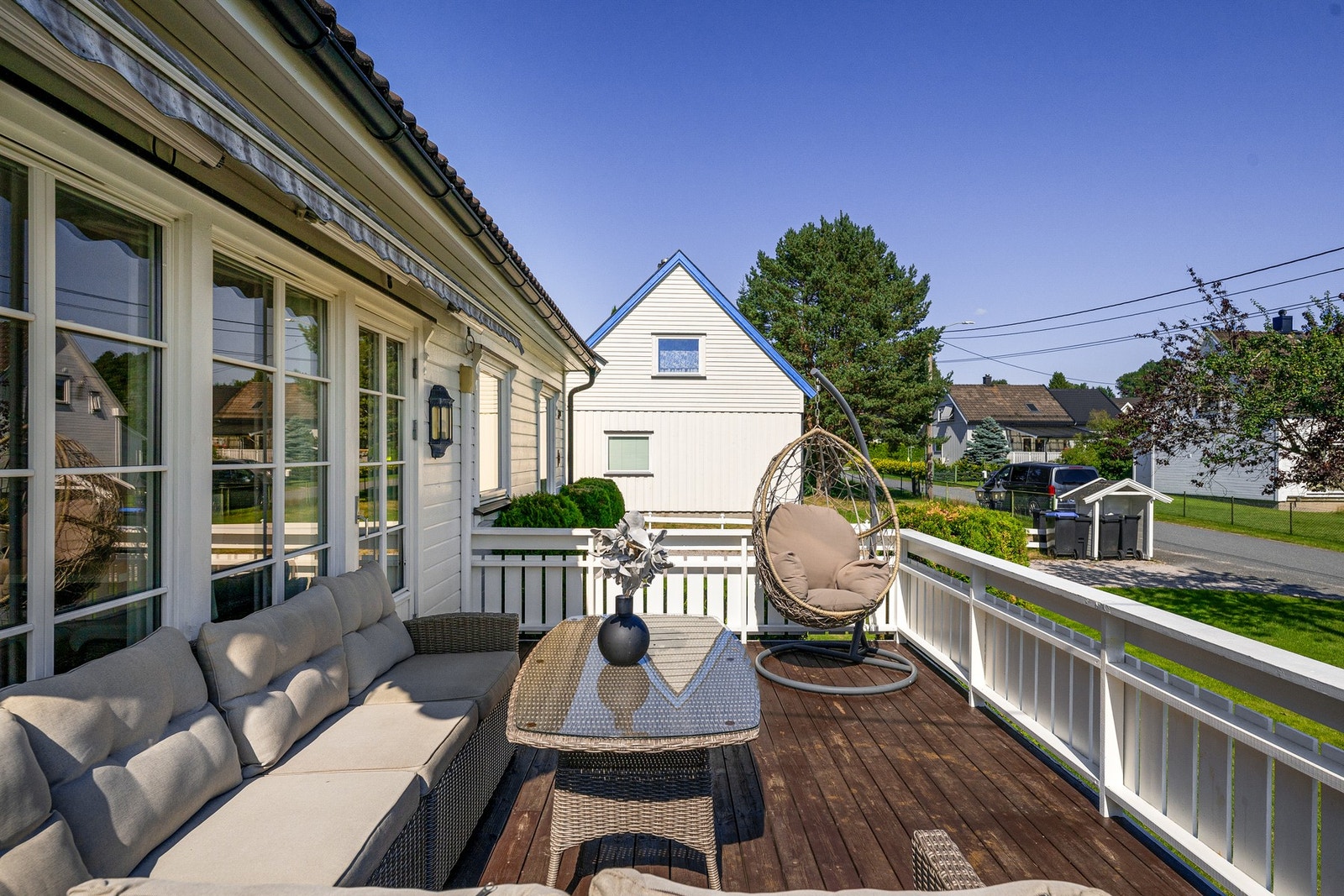 God plass til utemøblement. Markisen kommer til nytte på de varmeste dagene. Galleribilde