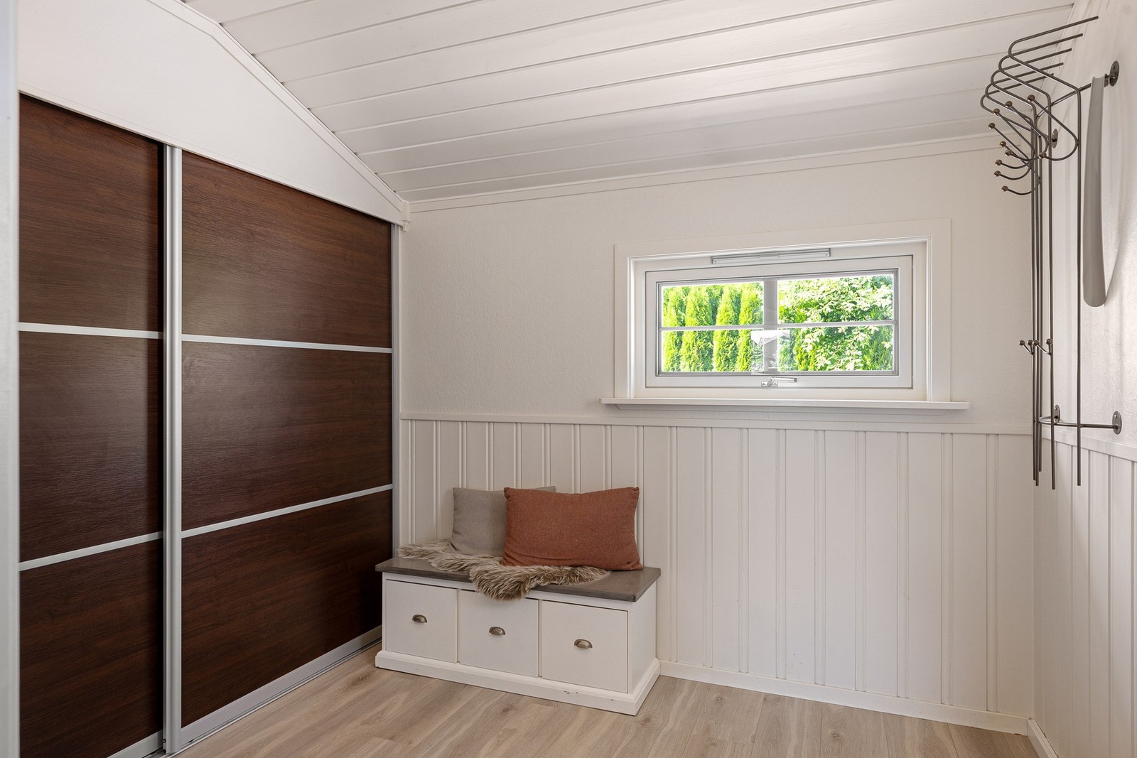 Romslig entré med skyvedørsgarderobe og plass til å henge fra seg yttertøyet. Galleribilde