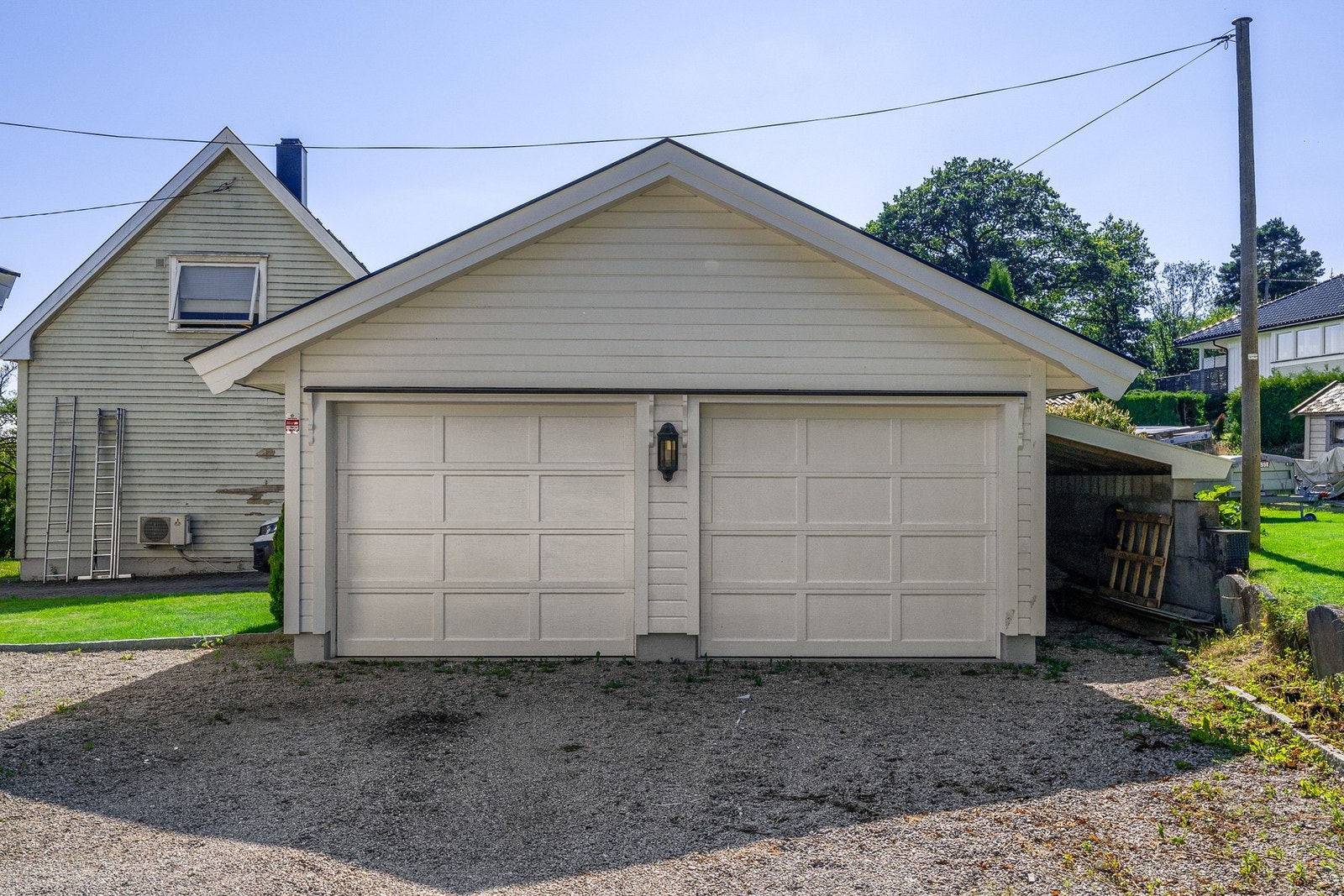 Romslig dobbelgarasje oppført i 2007. Galleribilde