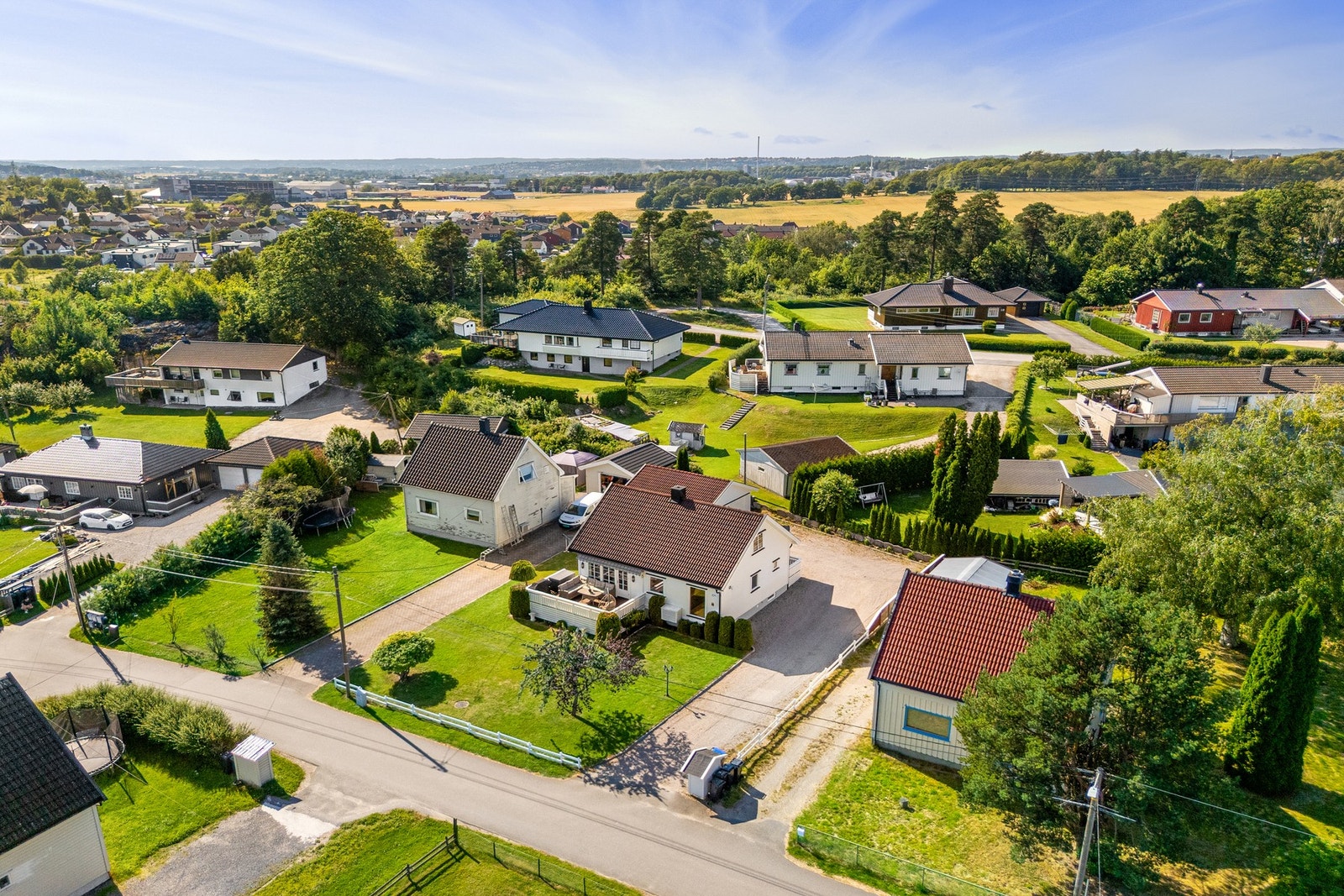 Boligen ligger i et familievennlig boligområde. Godt egnet for barnefamilier og deg som ønsker fred og trygghet. Galleribilde