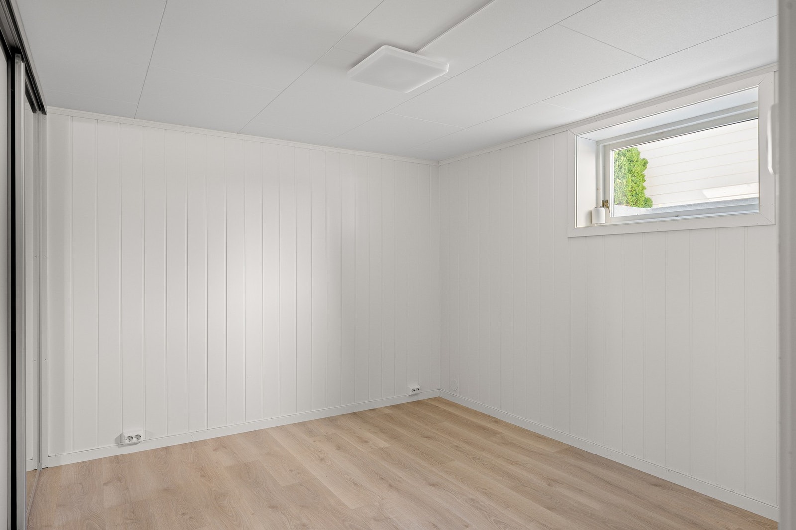 Innredet rom i kjeller med integrert skyvedørsgarderobe. Merk; Kjeller er ikke omsøkt eller godkjent for varig opphold. Galleribilde