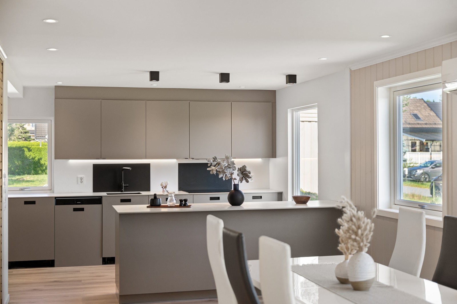 Kjøkkenet har tidsriktige farger. Det er downlights i taket. Galleribilde