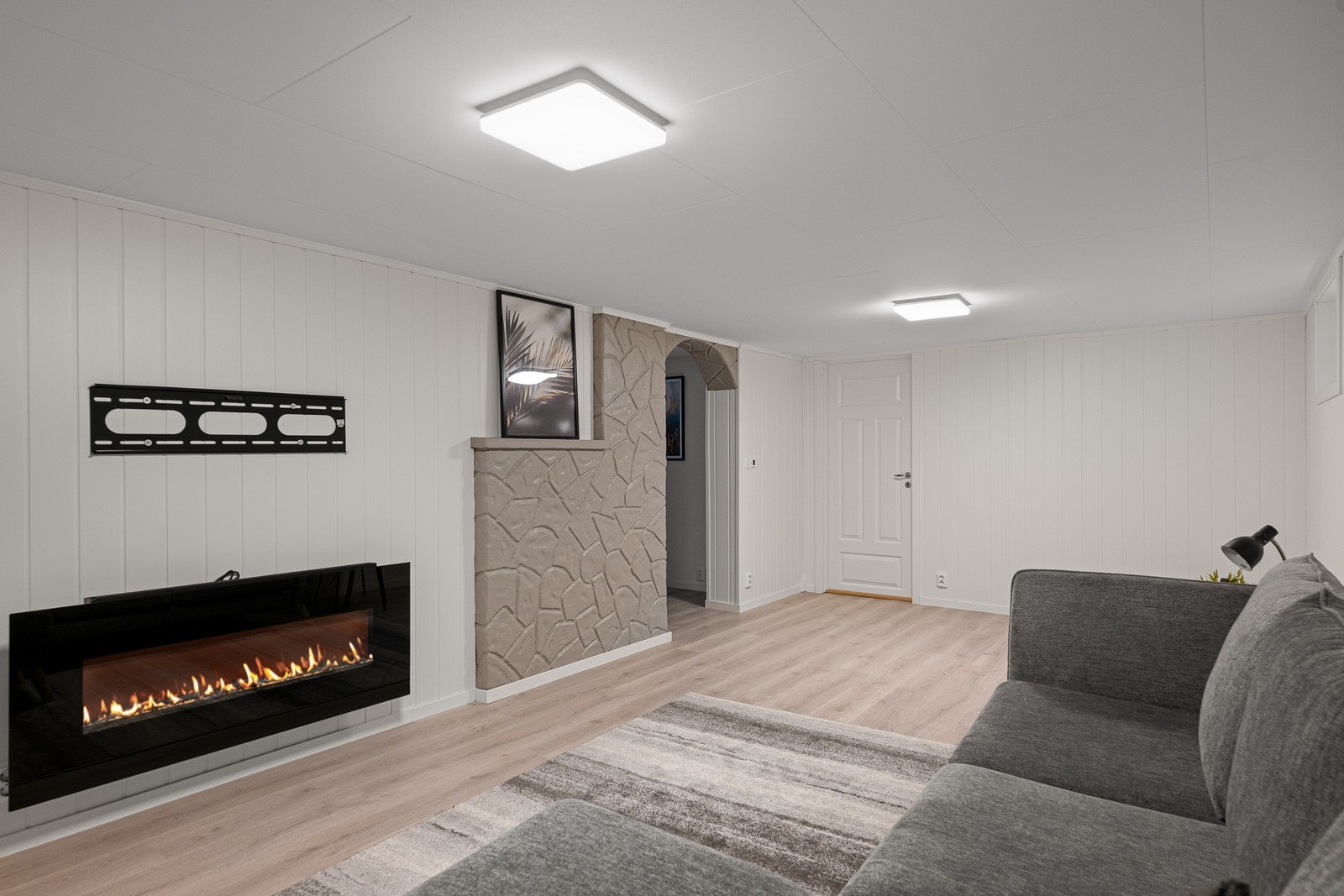 Koselig kjellerstue med gassovn - perfekt som ekstra oppholdsrom, hobbyrom eller for ungdom i huset. Merk; Kjeller er ikke omsøkt eller godkjent for varig opphold. Galleribilde