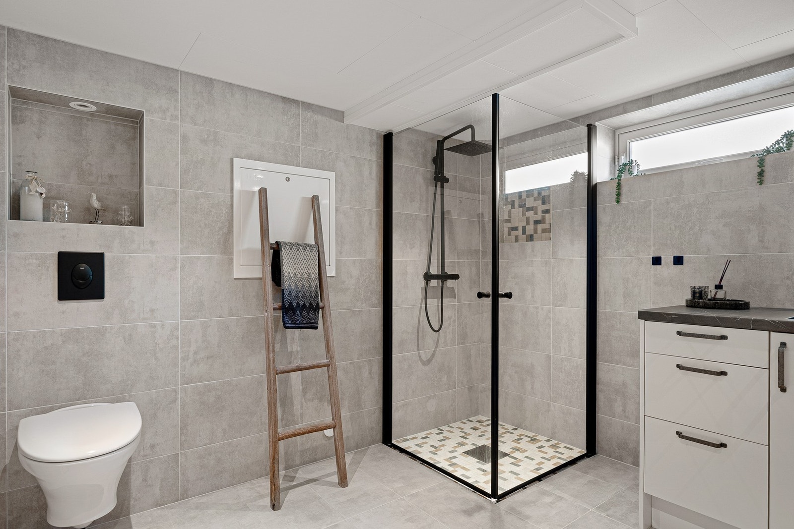 Bad/vaskerom i kjeller. Merk; Kjeller er ikke omsøkt eller godkjent for varig opphold. Galleribilde