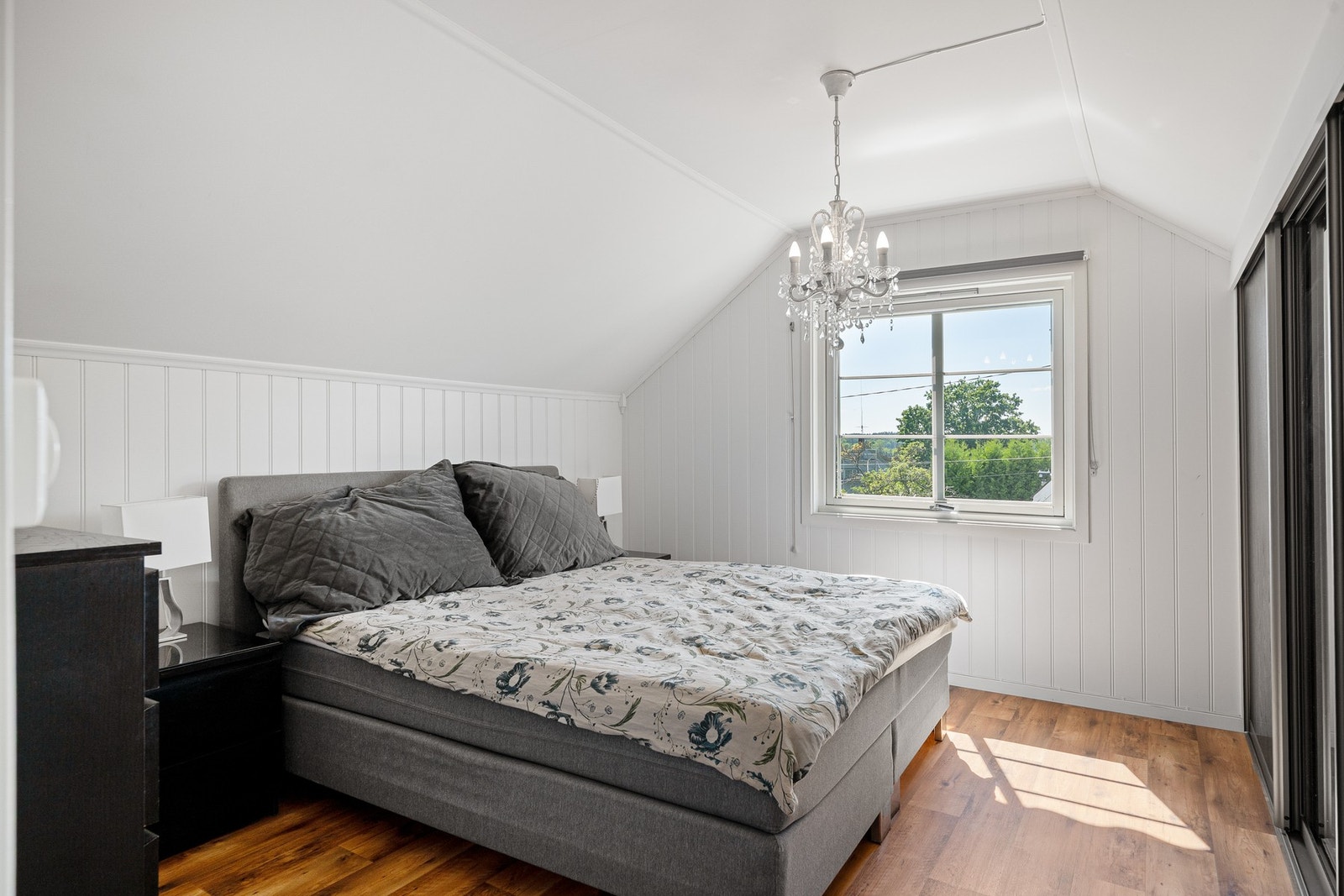 Hovedsoverommet har god plass til dobbeltseng og nattbord. Det er også en integrert skyvedørsgarderobe. Galleribilde