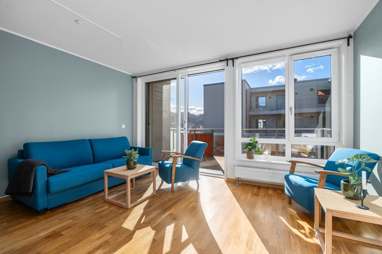 Leiligheten har store vindusflater som gir mye naturlig lysinnslipp. Galleribilde