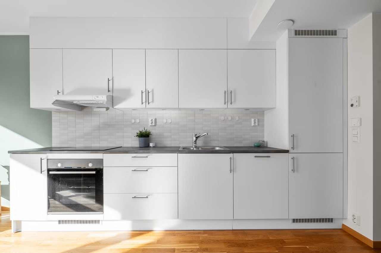 Integrerte hvitevarere som kombiskap, platetopp, stekeovn og oppvaskmaskin. Galleribilde