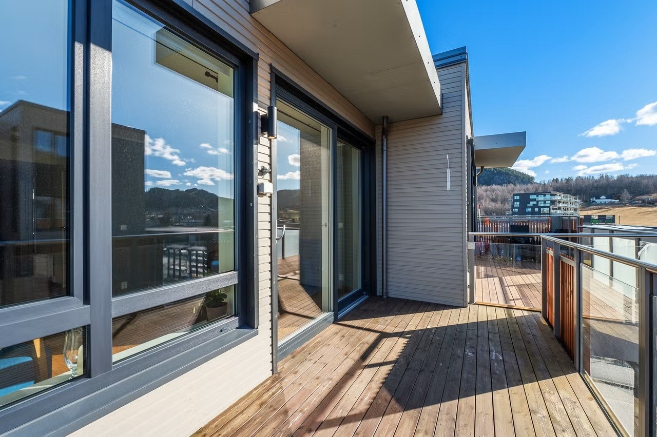 Fra stuen har du utgang til en solrik balkong. Galleribilde