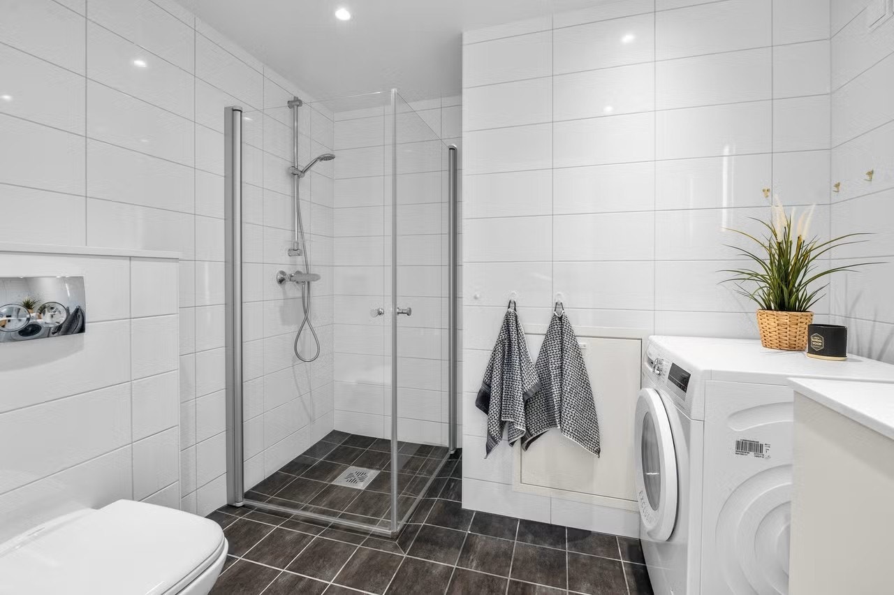 Det er innstallert vaskemaskin på badet. Galleribilde