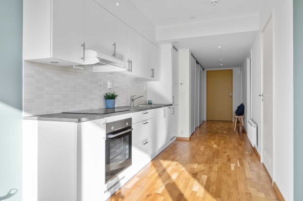 Tidløs og moderne kjøkken som har godt med skap- og benkeplass. Galleribilde