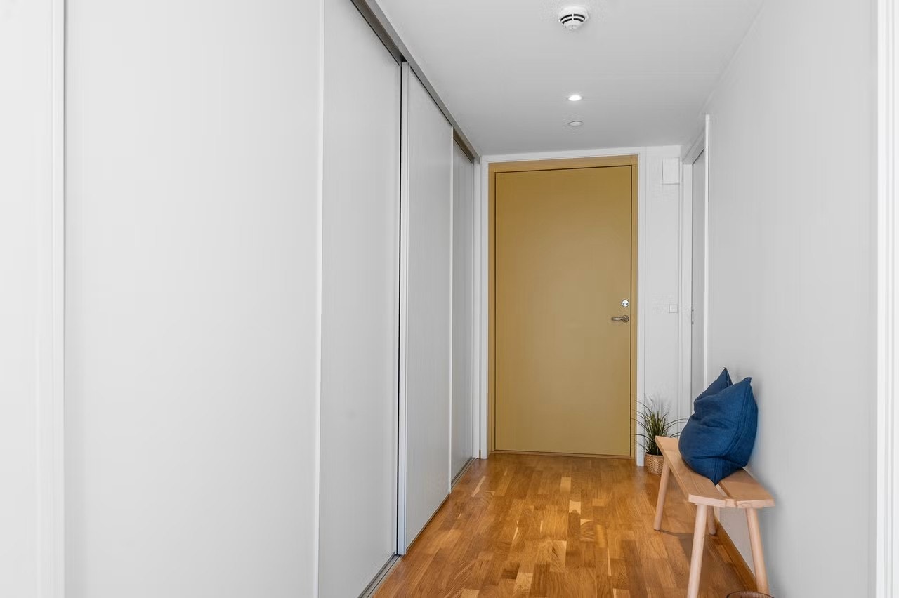 Romslig entre med praktisk garderobeløsning. Galleribilde