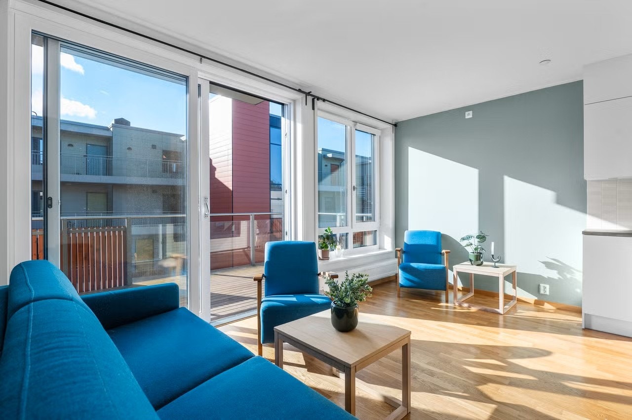 Stuen måler 20 kvm og henger sømløst sammen med kjøkkenet. Galleribilde