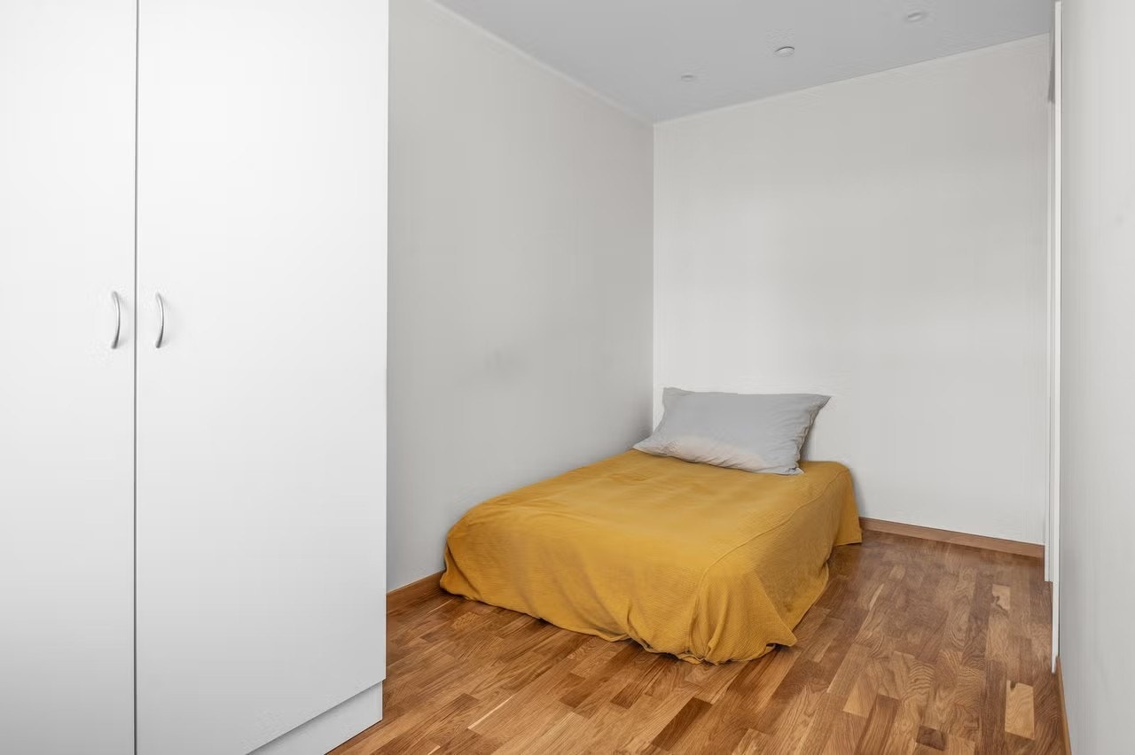 Soverommet er innredet med garderobeskap, og har plass til dobbeltseng. Galleribilde