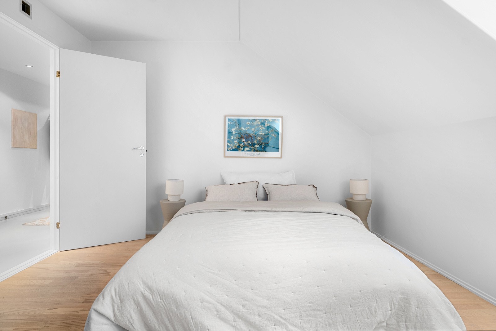 Leiligheten har 2 soverom i toppetasjen. Galleribilde