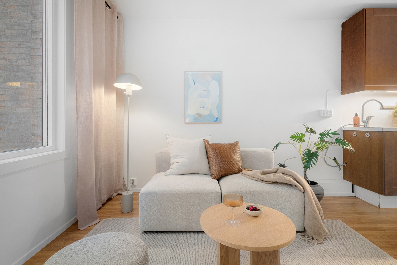 Stuen har laminat på gulv og lyse overflater malt i 2025. Galleribilde