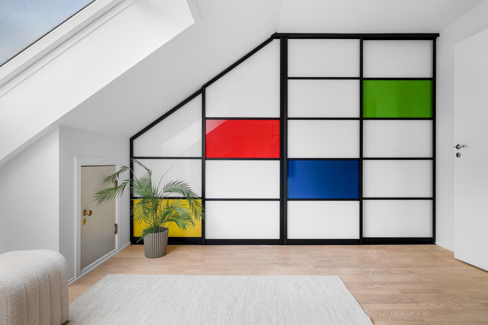 Rikelig med oppbevaringsplass i stor plassbygget skyvedørsgarderobe langs den ene veggen. Galleribilde