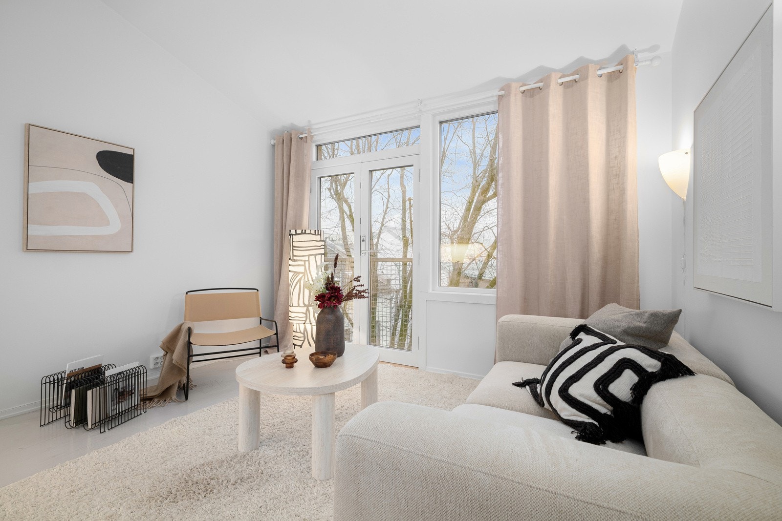 Doble dører ut til en fransk balkong gir en luftig romfølelse. Galleribilde