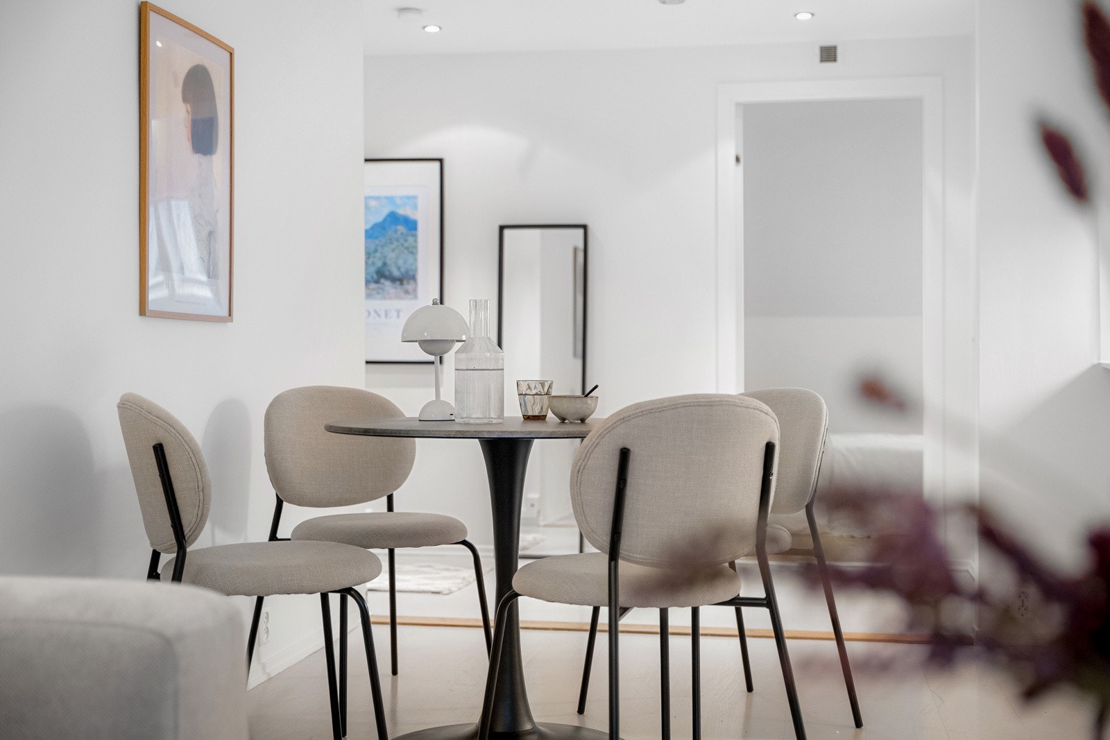 Stuen har lysmalt parkett på gulv og lyse overflater malt i 2025. Galleribilde