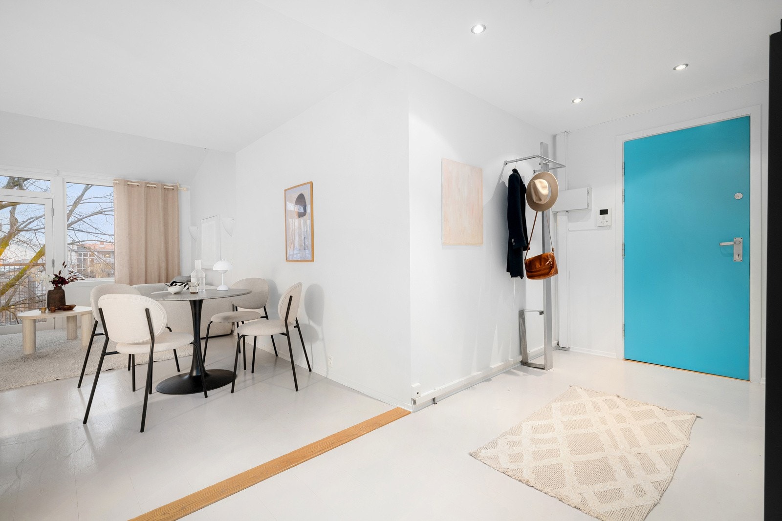 Malt tak og vegger i 4. og 5. etasje (utenom bad i 5. etasje, og inni soveromsskap) i 2025. Faglært arbeid utført av Malermester . Galleribilde