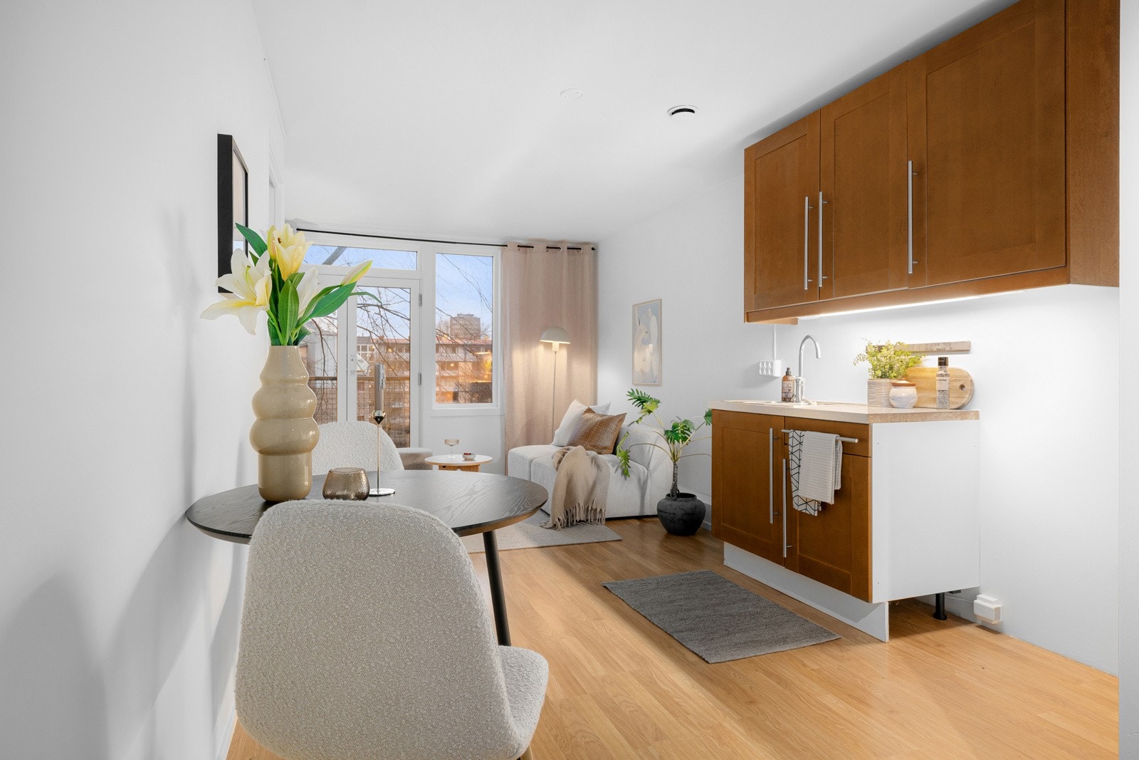 Kjøkkenet ligger i en fin og sosial åpen løsning med stuen. Galleribilde