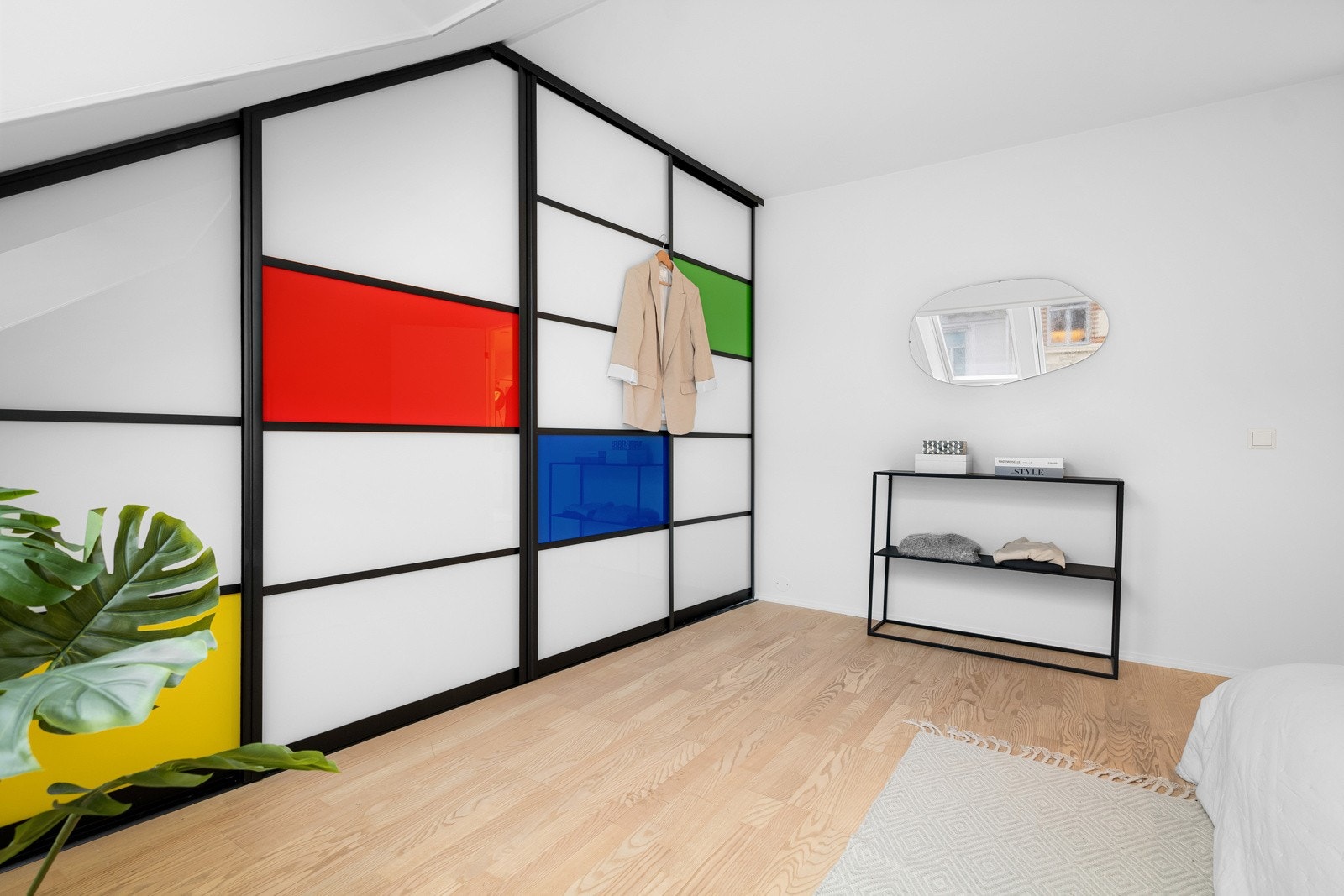 Soverommet har samme gode standard med parkett på gulv og lyse overflater malt i 2025. Galleribilde