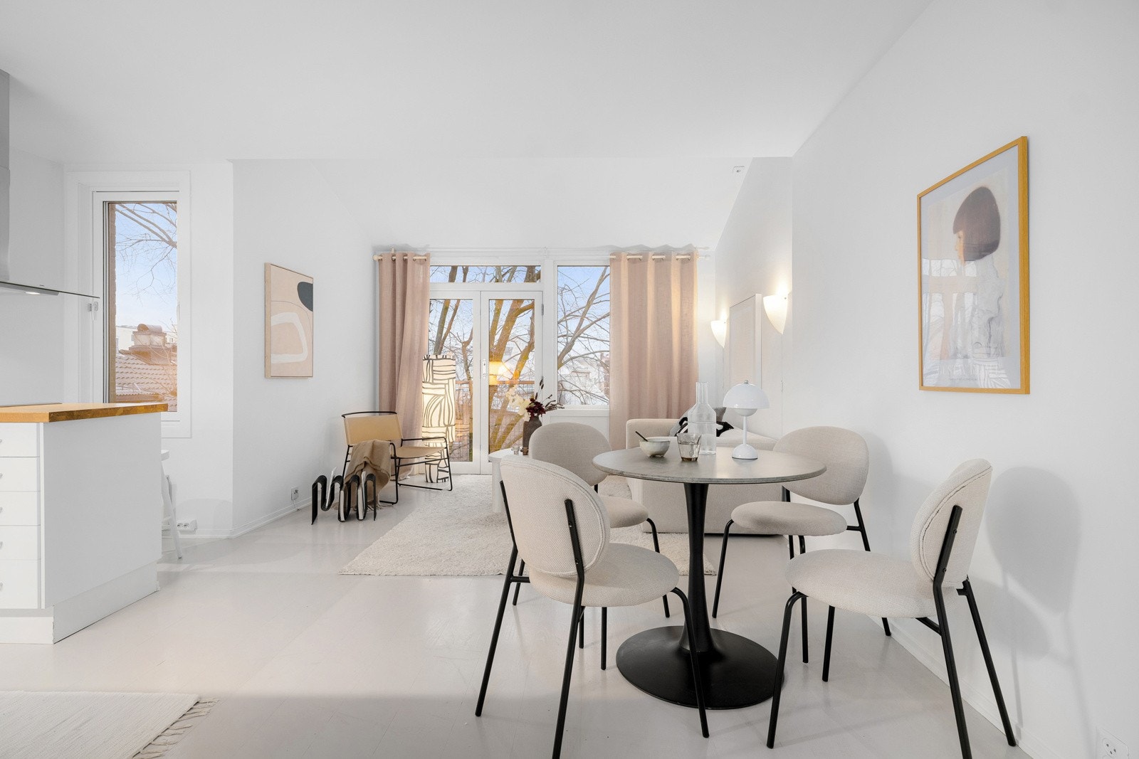 En lys og innholdsrik toppleilighet som består av en 3-roms leilighet i byggets toppetasje, samt en 2-roms med egen inngang i 4. etasje. Galleribilde