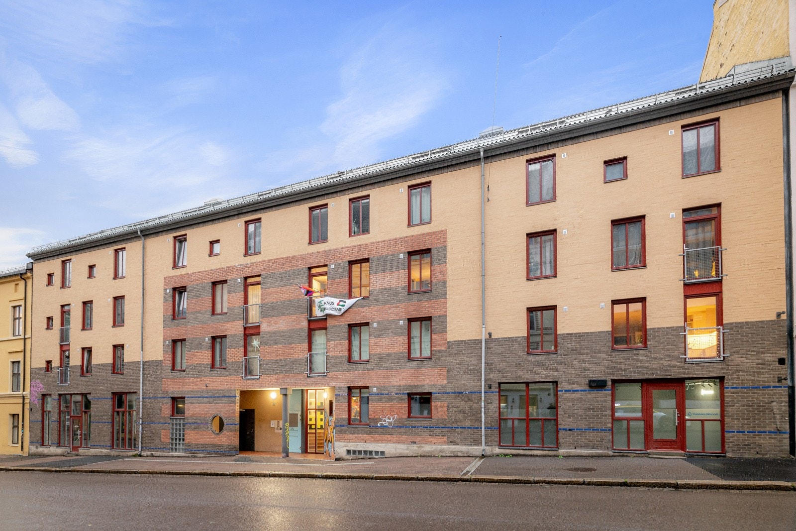 Sentral og attraktiv beliggenhet i rolige omgivelser på Tøyen i bydel Gamle Oslo. Her bor du med kort vei til Grünerløkka, Sørenga og Grønland. Rett utenfor døren har du et rikt utvalg av forretninger, spisesteder, fasiliteter og offentlig kommunikasjon. Galleribilde