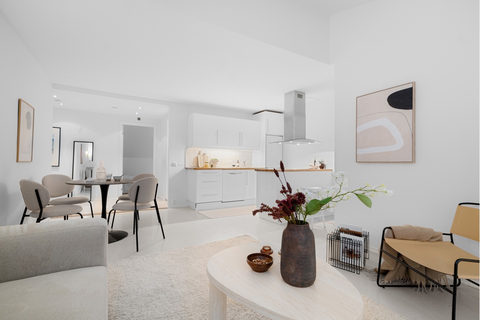 Stuen er enkel å møblere med sofagruppe med salongbord, mediemøblement med tv og et spisebord i tilknytning til kjøkkenet. Galleribilde