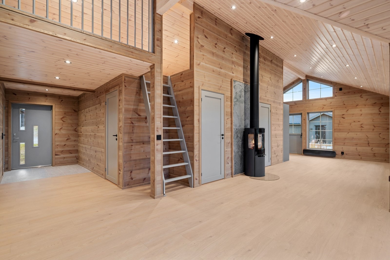 Langs den ene veggen i entreen er det plass til garderobeskap eller annet ønsket entrémøblement. Galleribilde