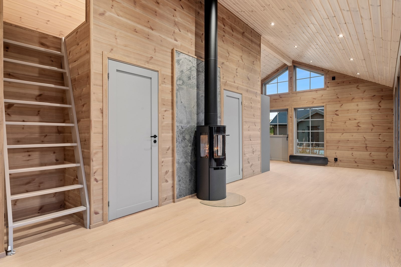 Ved spisestue/kjøkken finner man en praktisk plassert terrassedør, som gjør det lett å gå ut på terrassen. Galleribilde