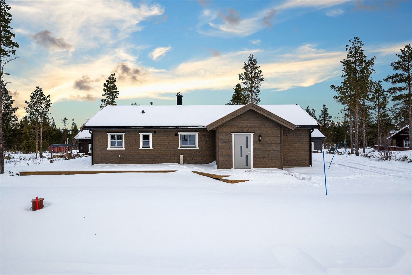 Hytta ligger i det attraktive hyttefeltet Hånesåsen på Røros, med flott utsikt over Røros sentrum. Galleribilde