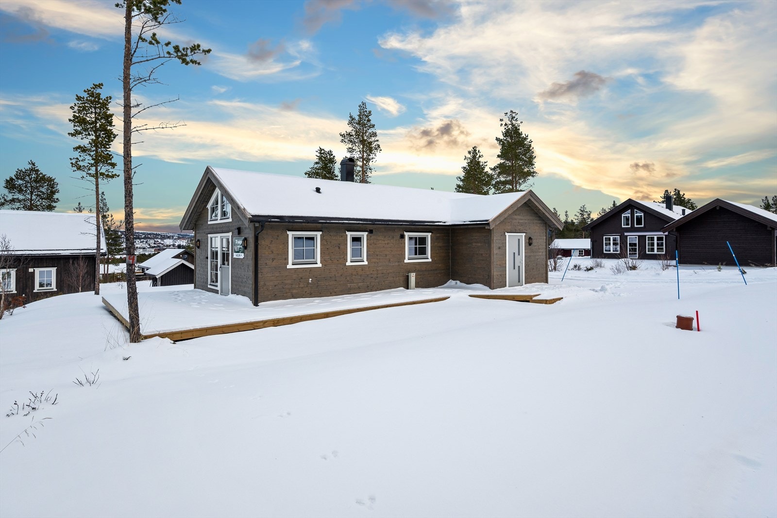 Terrassen ved inngangssiden fortsetter videre langs gavlveggen, og herfra er det utgang fra stuen. Galleribilde