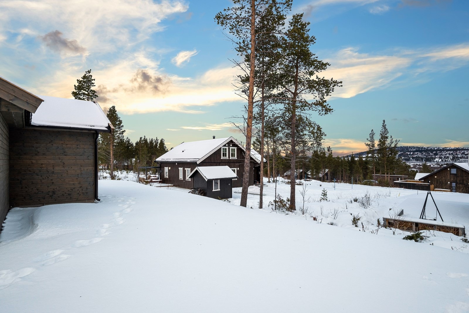 Rett utenfor hytteveggen er det flotte turløyper hele året, og flotte, oppkjørte skiløyper på vinteren. Galleribilde