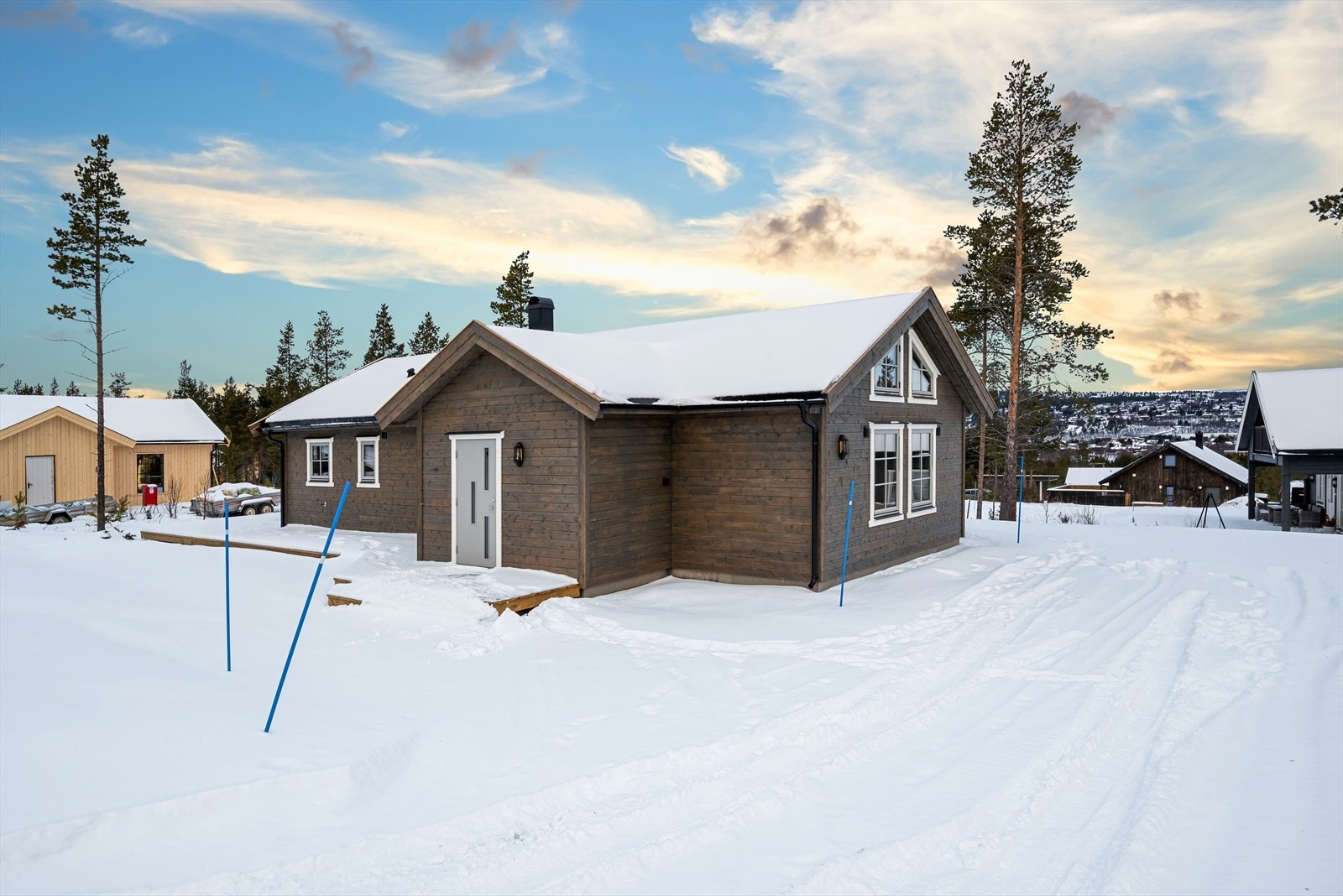 Den gruslagte gårdsplassen gir deg flere biloppstillingsplasser til både deg selv og gjester. Galleribilde