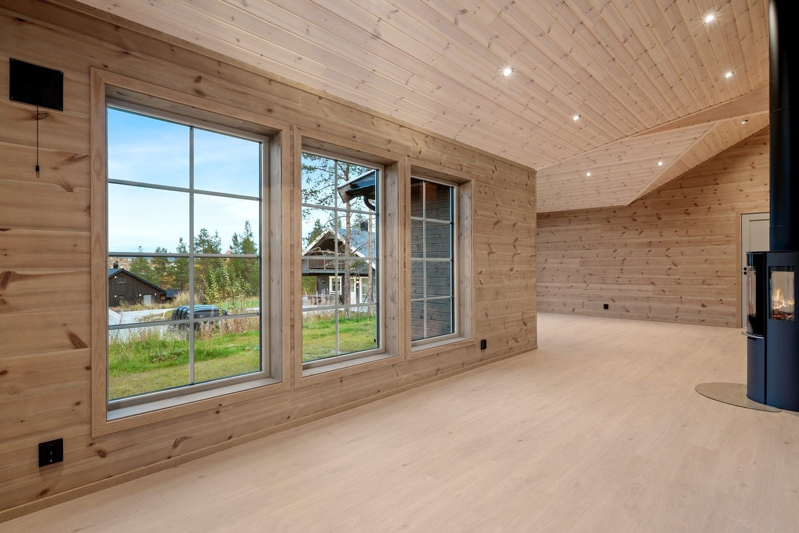 Stue/kjøkken utgjør et romslig allrom på hele 47 kvm. Galleribilde