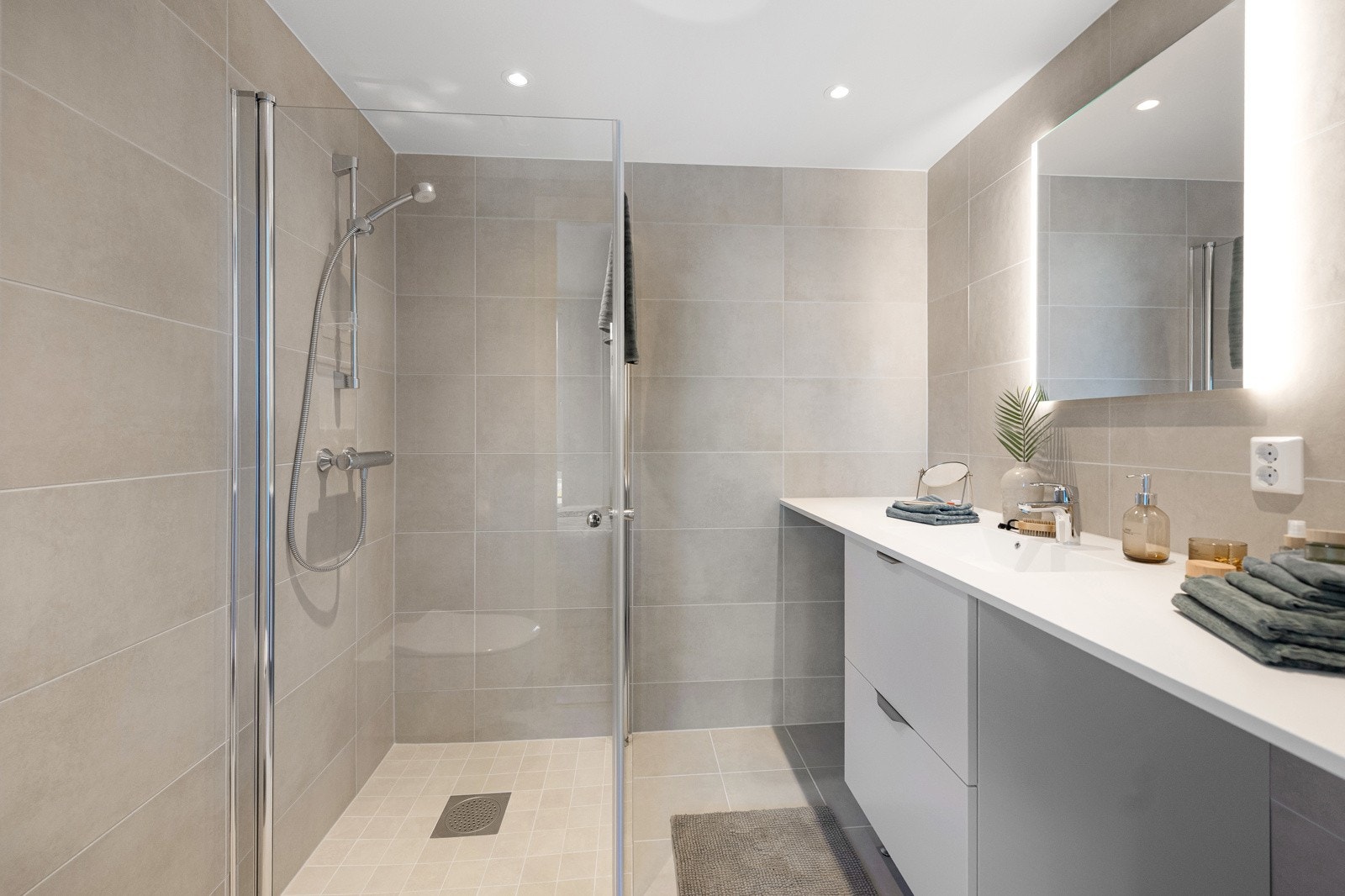 Hovedbad med inngang fra hovedsoverom Galleribilde