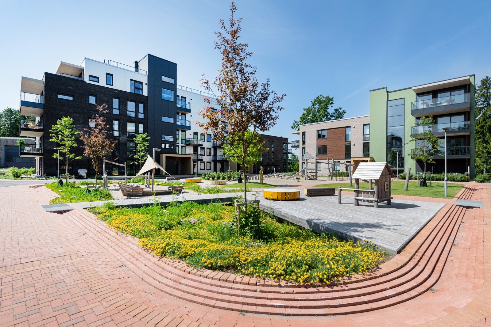 Stort og fin fellesareal med lekeplass og grøntareal Galleribilde