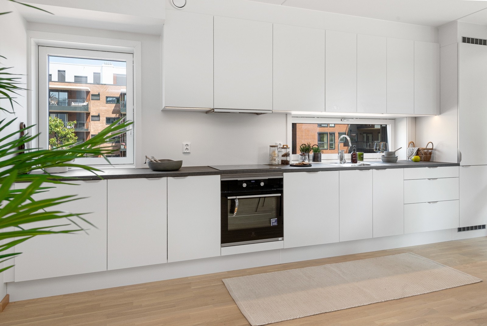 Stort og romslig kjøkken med god plass til oppbevaring. Galleribilde