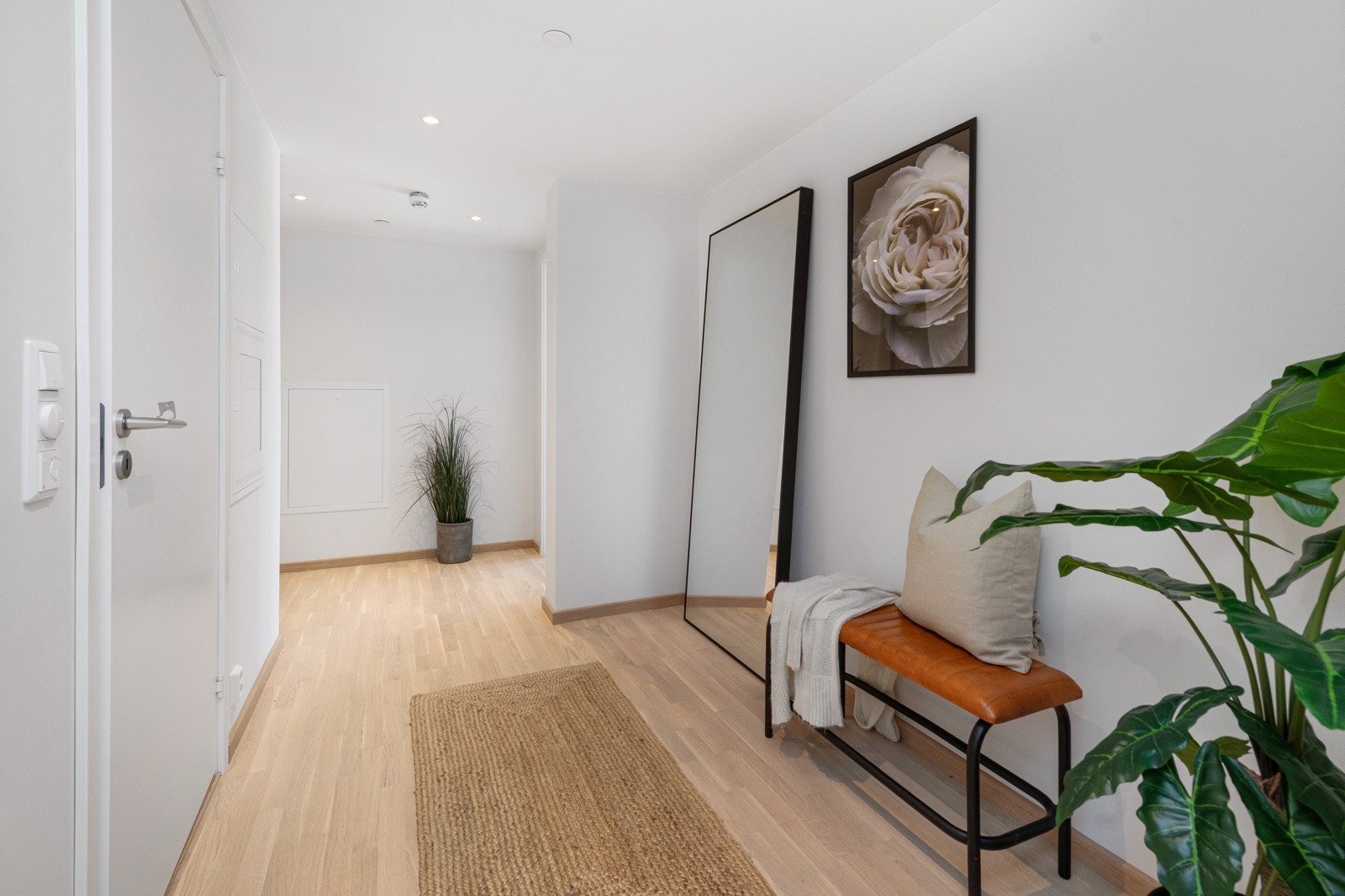 Romslig entre med god plass til oppbevaring Galleribilde